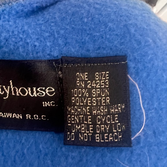 25% off of listed price.Vintage cape/wrap. Very warm. Used but in good condition - Picture 3 of 4